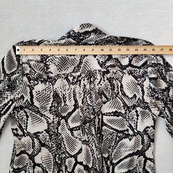 VIOLET & Claire Women's Button Down Shirt Size Medium Snakeskin Blouse - Picture 10 of 11